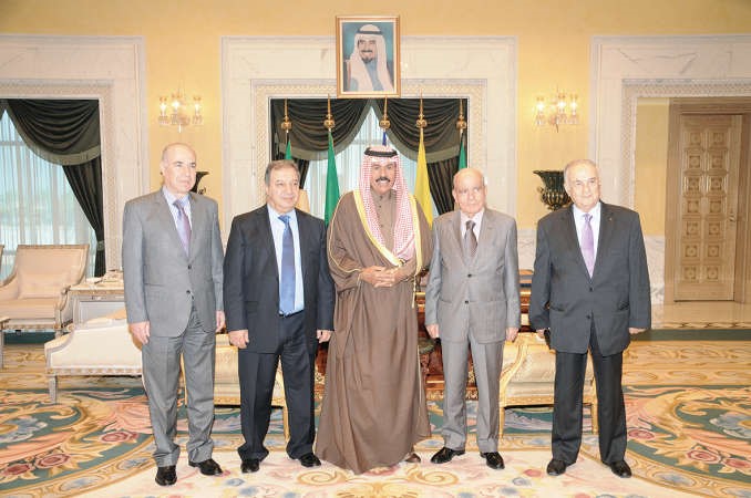 سمو ولي العهد لدى استقباله نقيب الصحافة اللبنانية عوني الكعكي والوفد المرافق له 