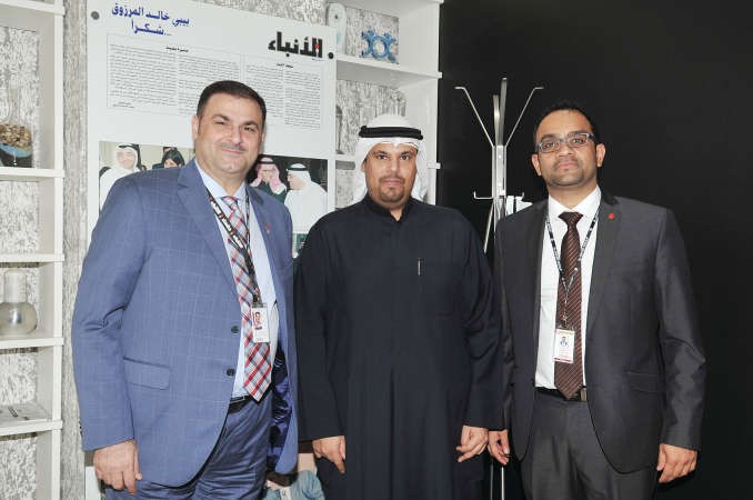 بدر فيصل بدر الساير يقدم التهاني لجريدة الانباء ويتوسط مسؤول العلاقات الاعلامية جوفند هاري ومدير ادارة التسويق والمبيعات الزميل فريد سلوم﻿
