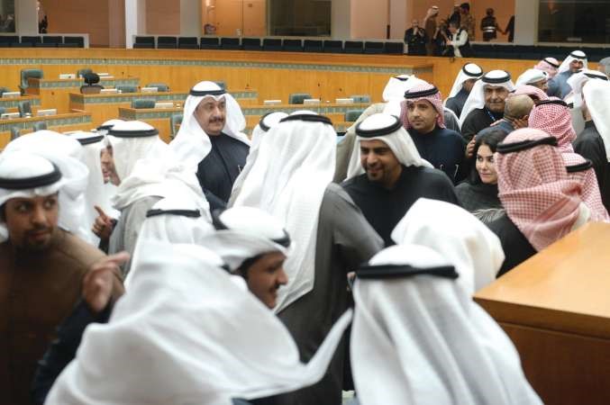وزير الصحة دعلي العبيدي يتلقى تحية من راكان النصف بعد انتهاء الجلسة