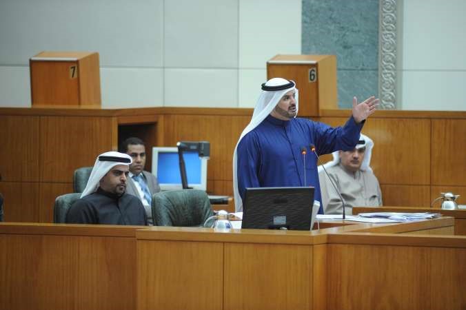 حمدان العازمي مترافعا في الاستجواب والى جانبه راكان النصف