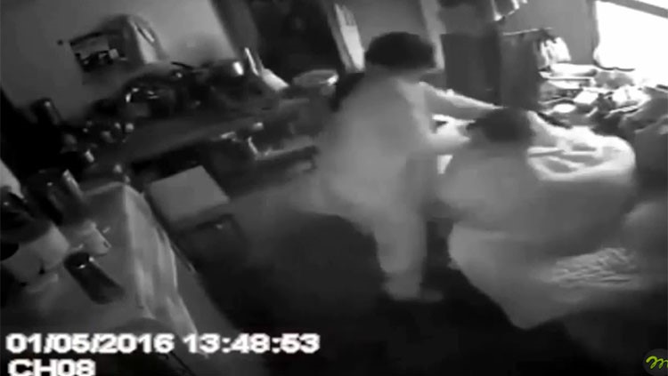  بالفيديو.. لحظة محاولة امرأة قتل حماتها السبعينية بحجر