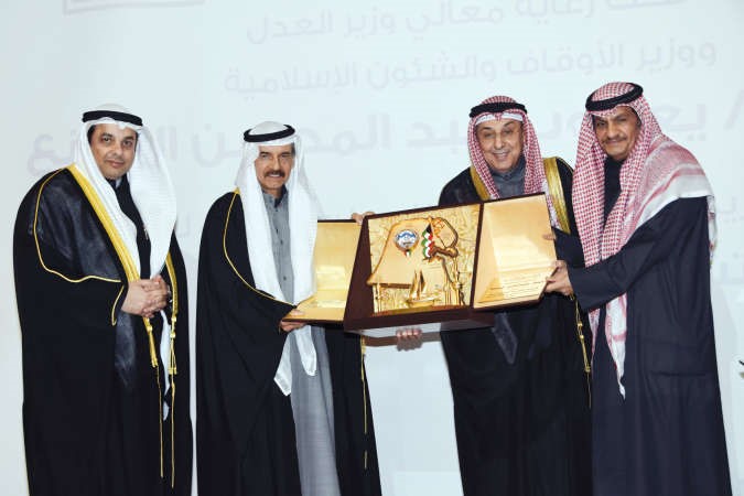درع تكريمية من المستشار فؤاد الزويد﻿