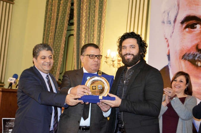 حسن الرداد اثناء تكريمه في مؤتمر مهرجان الاقصر للسينما الافريقية﻿