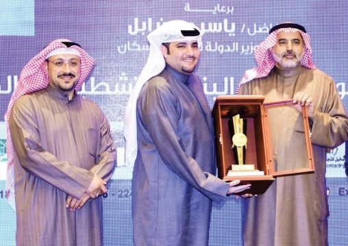 دعادل الصبيح يسلم يوسف الرويح درع تكريم بيتك﻿