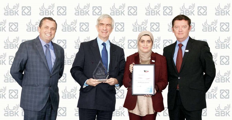 ادارة الخدمات المصرفية للافراد تتسلم الجائزة من بانكر ميدل ايست﻿
