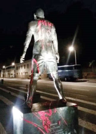 اسم ميسي على تمثال رونالدو في البرتغال