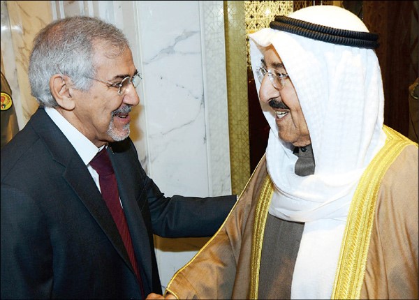 صاحب السمو الامير الشيخ صباح الاحمد لدى وصوله مقر الحفل وفي استقباله دهلال الساير