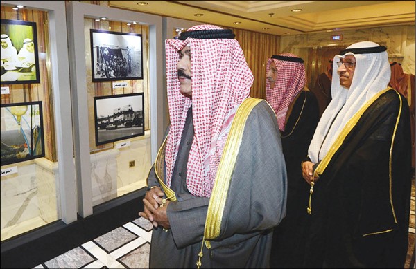 سمو ولي العهد الشيخ نواف الاحمد خلال جولة في المعرض