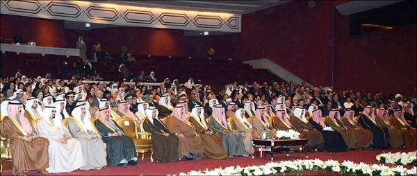 صاحب السمو الامير الشيخ صباح الاحمد وسمو ولي العهد الشيخ نواف الاحمد ومرزوق الغانم والشيخ جابرالعبدالله والشيخ فيصل السعود وسمو الشيخ ناصر المحمد وسمو رئيس الوزراء الشيخ جابر المبارك في مقدمة الحضور