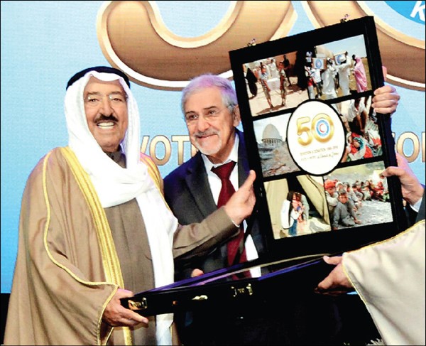 صاحب السمو الامير يتسلم هدية تذكارية من د هلال الساير