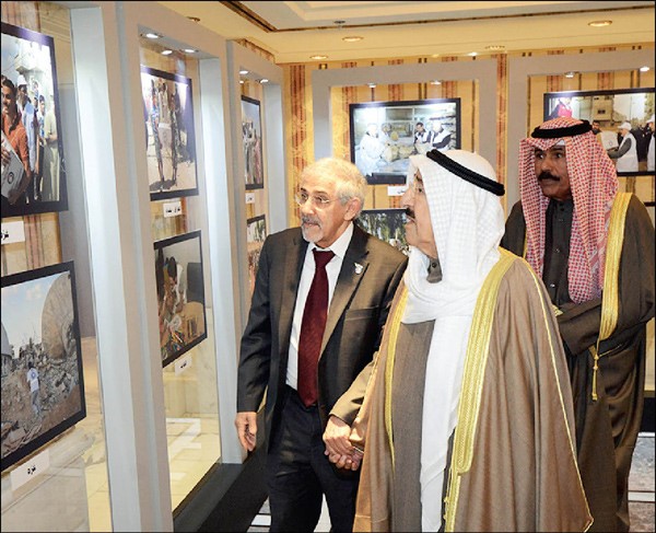 صاحب السمو الامير وسمو ولي العهد ود هلال الساير خلال جولة على المعرض المصاحب
