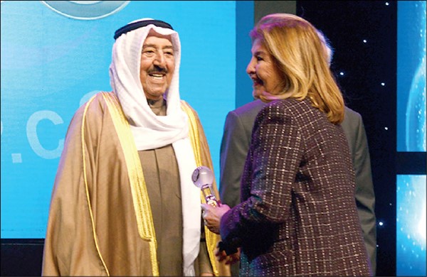 منيرة المطوع تتسلم تكريم والدها خالد المطوع
