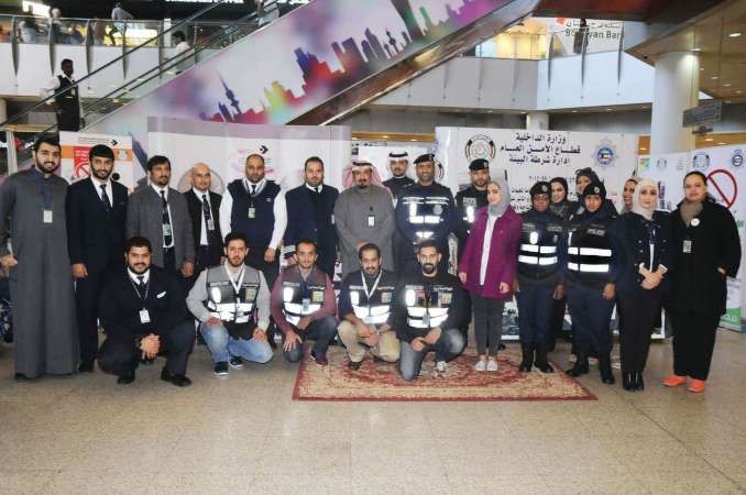 عماد الجلوي متوسطا المشاركين في الحملة