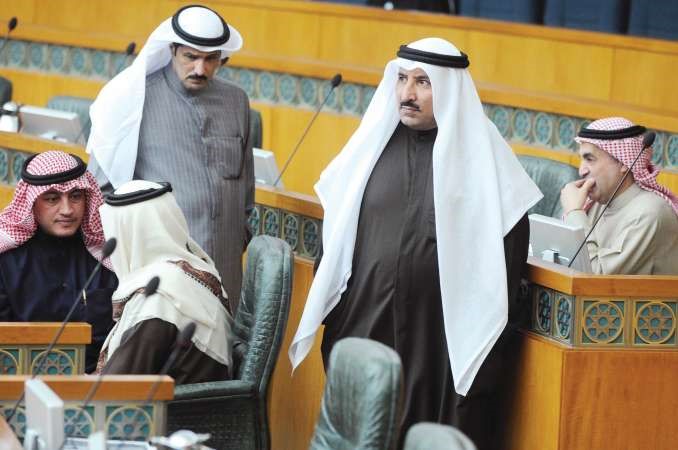 سعد الخنفور وعبدالله العدواني خلال الجلسة
