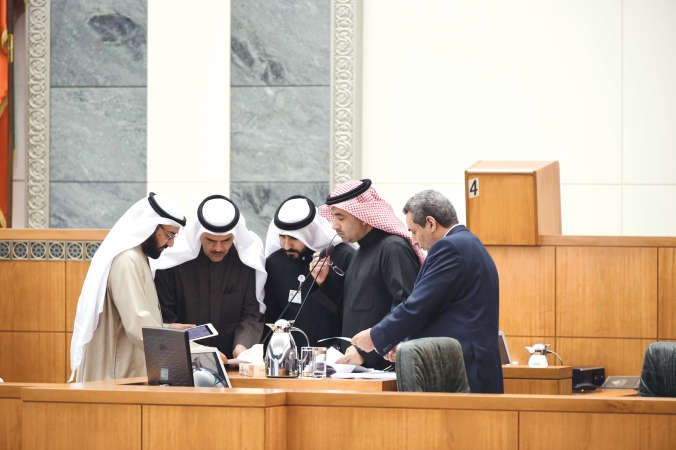 الشيخ سلمان الحمود ودعلي العمير ودعودة الرويعي يراجعون تعديلات قانون الاعلام الالكتروني
