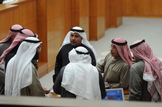 الشيخ خالد الجراح متوسطا عددا من النواب