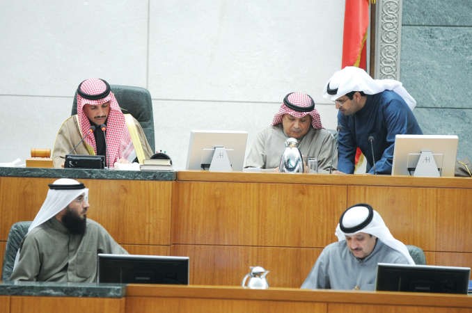 رئيس المجلس مرزوق الغانم والشيخ خالد الجراح وسيف العازمي على المنصة هاني الشمري