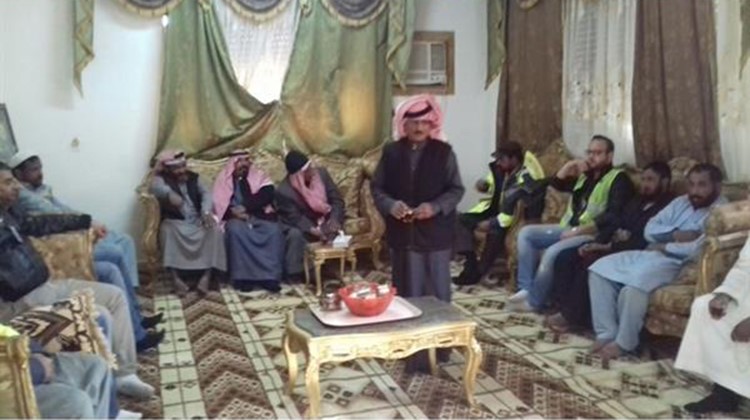 بالصور.. سعودي يقيم عزاء لسائق شاحنة باكستاني يعمل معه