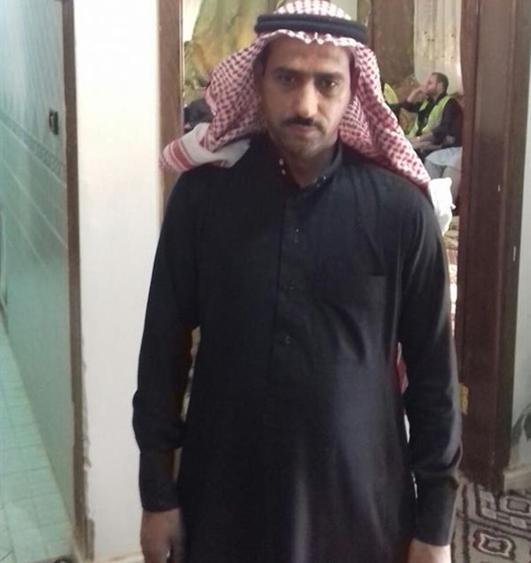 بالصور.. سعودي يقيم عزاء لسائق شاحنة باكستاني يعمل معه