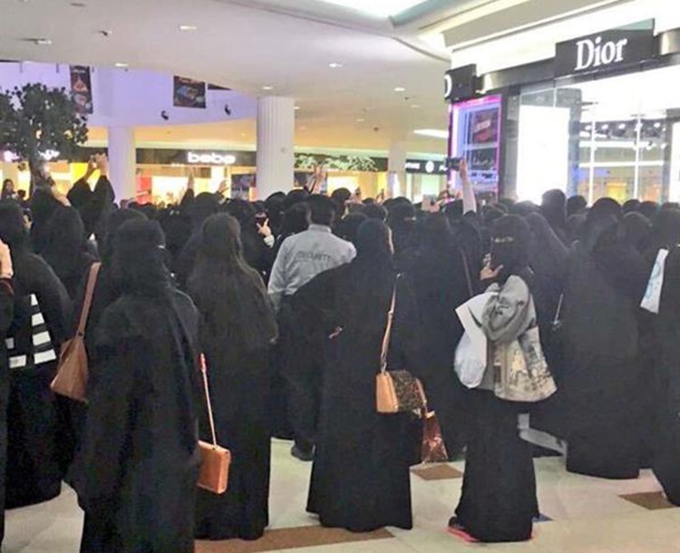 بالفيديو.. هيئة الامر بالمعروف تخرج ممثلة كويتية من مجمع تجاري بالرياض