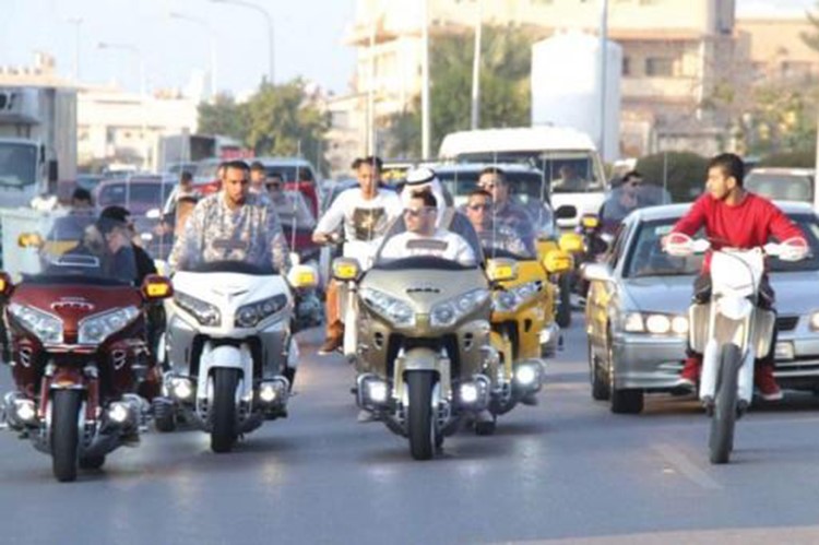 بالصور.. عريس سعودي يتخلى عن السيارة ويُزف إلى عروسه على ظهر دراجة نارية