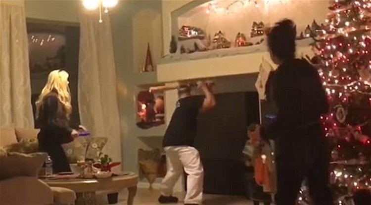 بالفيديو.. شاب يحطم تلفزيون والدته بعصا البيسبول