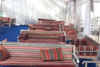احدى الخيام تحولت الى مسرح
