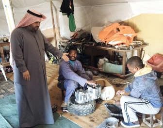 ورشة فنية داخل الخيمة