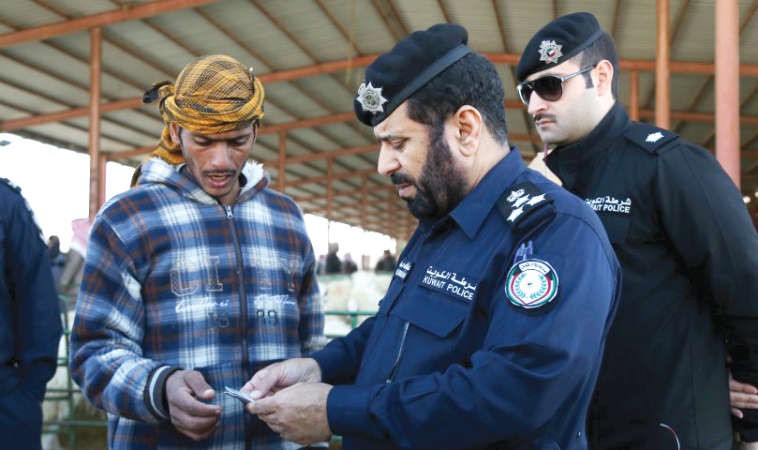 العميد عبدالله العجمي خلال تفحص الاوراق الثبوتية لوافد﻿