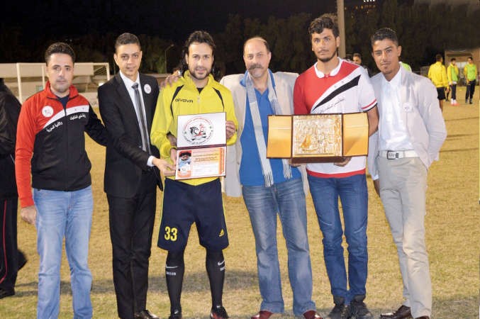 مدافع الساحل زين الفندي يتسلم الجائزة بحضور رئيس الرابطة احمد الدللي 
