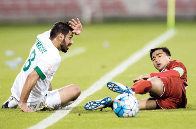 السعودي مصطفى بصاص يتعرض للعرقلة من لاعب تايلند