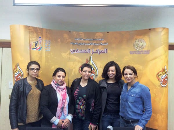 المخرجة نعيمة زيطان مع بطلات مسرحية التلفة المغربية﻿