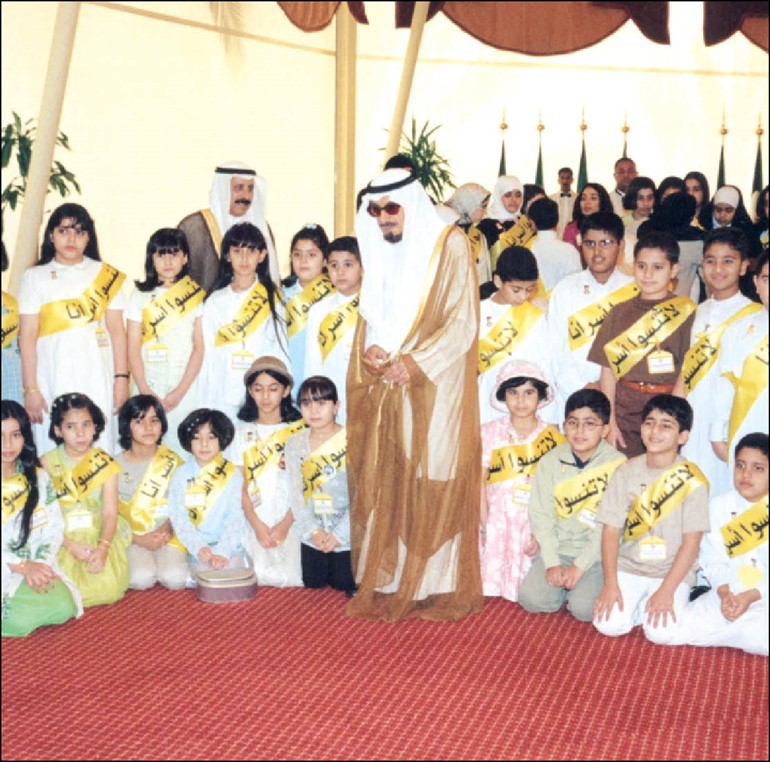 الامير الراحل الشيخ جابر الاحمد مع ابناء الاسرى
