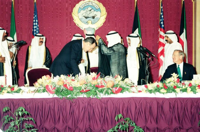 سمو الامير الراحل الشيخ جابر الاحمد رحمه الله يقلد الرئيس الاميركي السابق جورج بوش قلادة مبارك الكبير