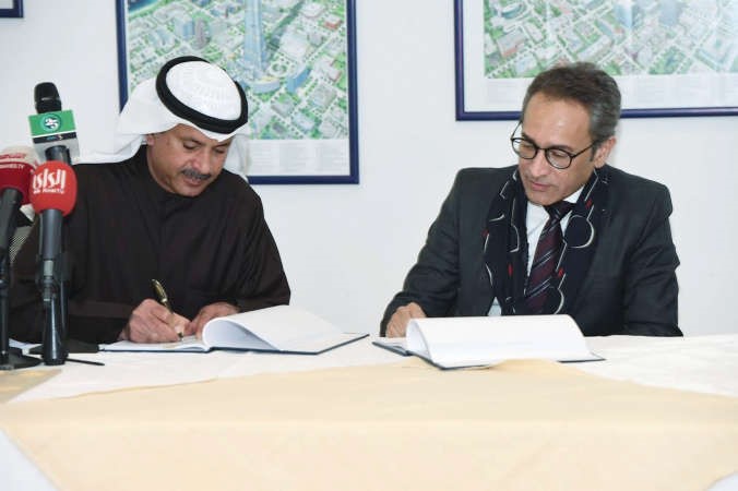 د احمد الاثري خلال توقيع العقد