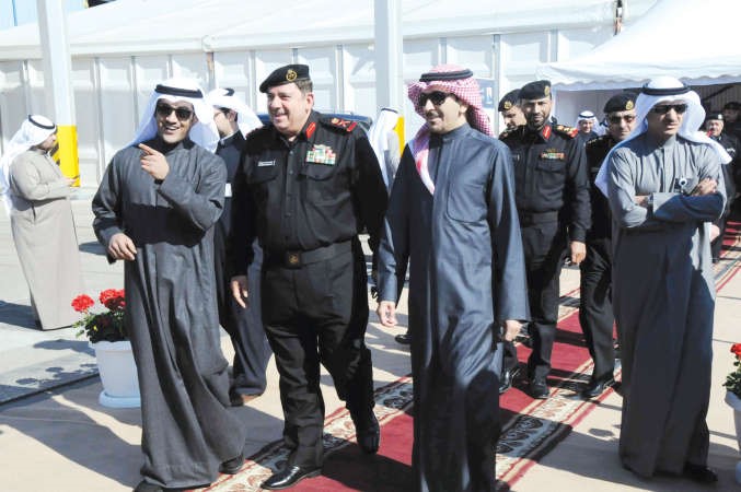 اللواء ركن البحري خالد احمد مستمعا الى شرح من طلال جاسم الخرافي خلال تفقده السفينتين