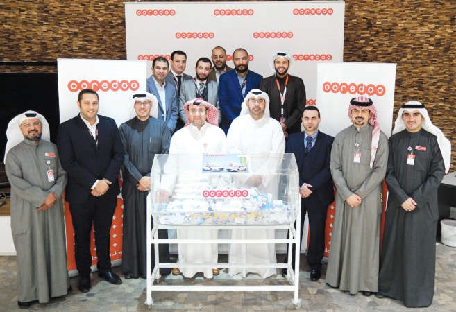 اداريو Ooredoo مع ممثل وزارة التجارة والصناعة في مقر الشركة الرئيسي اثناء السحب 