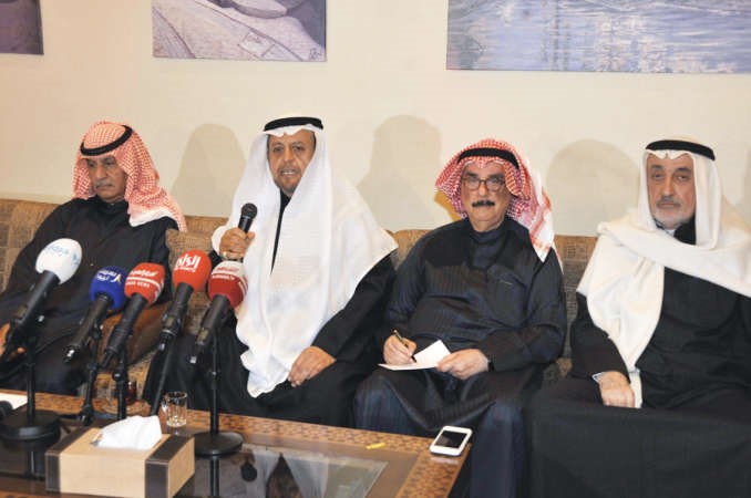 جاسم السعدون وعبد الهادي الصالح ود محمد الرميحي وموسى معرفي خلال الجلسة الحواريةمحمد هاشم