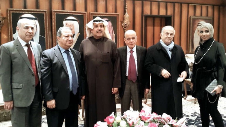 الشيخ حمد جابر العلي مستقبلا عوني الكعكي وجورج سولان وعبدالكريم الخليل وجورج بشير بحضور عنود السعيد