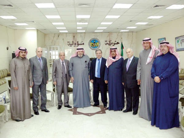الزملاء فيصل القناعي وعدنان الراشد وجاسم كمال في استقبال الوفد اللبناني لدى زيارته الى جمعية الصحافيين بحضور اللواء متقاعد فيصل الجزاف وفهد القحص