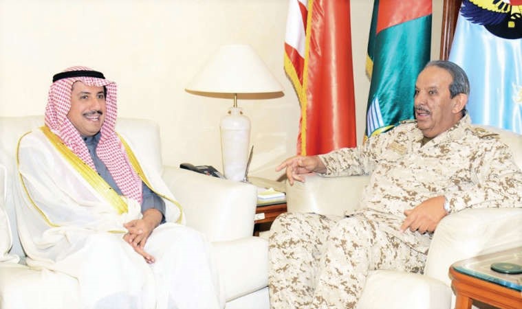 الشيخ خليفة بن احمد ال خليفة مستقبلا السفير الشيخ عزام الصباح﻿