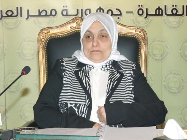 الوزيرة هند الصبيح متحدثة خلال الاجتماع