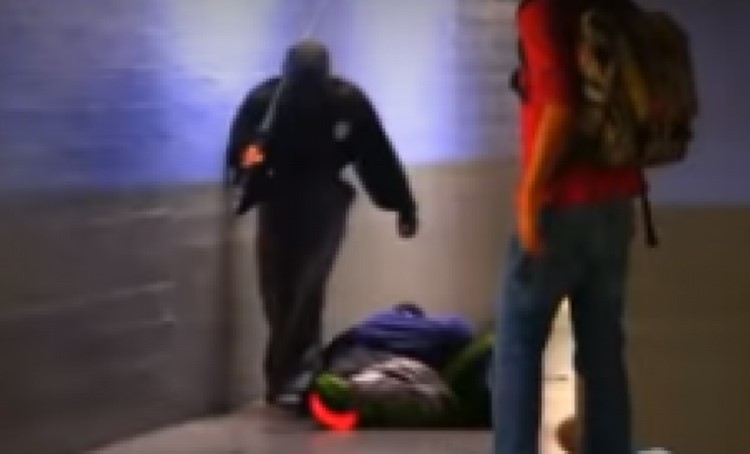 بالفيديو.. رد فعل المارة على رجل يقطع رقبة شاب وسط الشارع