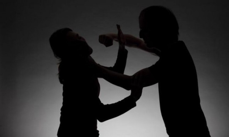بالفيديو.. لحظة قتل رجل زوجته بطريقة بشعة ومٌبتكرة!