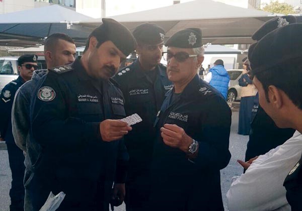 اللواء ابراهيم الطراح والعقيد ناصر العدواني يدققان على هوية وافد