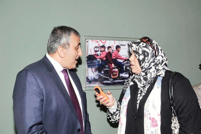 عبدالوهاب البدر متحدثا الى الزميلة هناء السيدناصر عبدالسيد