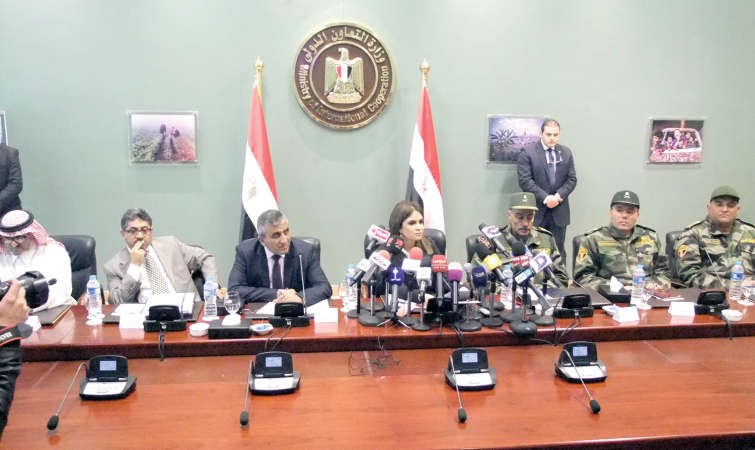 دسحر نصر وعبدالوهاب البدر خلال الاجتماع بحضور ممثلي الصناديق العربية والفريق المصري المشرف على تنفيذ المشروع