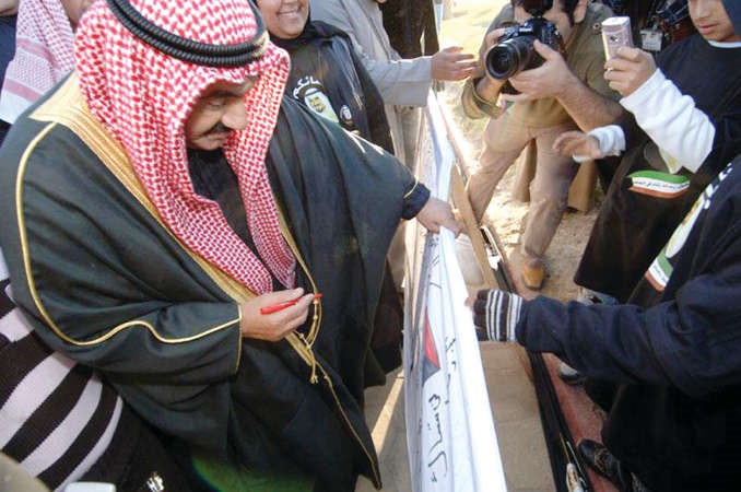 سمو الشيخ ناصر المحمد اثناء زيارته لموقع اطول رسالة رثاء في العالم في ذكرى وفاة امير القلوب