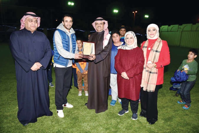 حسن كاظم وناصر العمار يكرمان اللاعب عبدالله البريكي