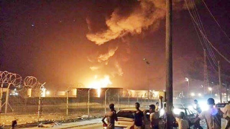 دخان كثيف يتصاعد جراء انفجار مصفاة عدن النفطية امس 	اياد احمد﻿